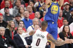 开云体育app-魔术鏖战勇士，利拉德带队取胜