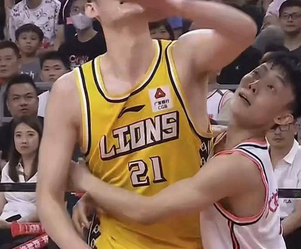 卡迪斯轻松取胜，破坏对手防守