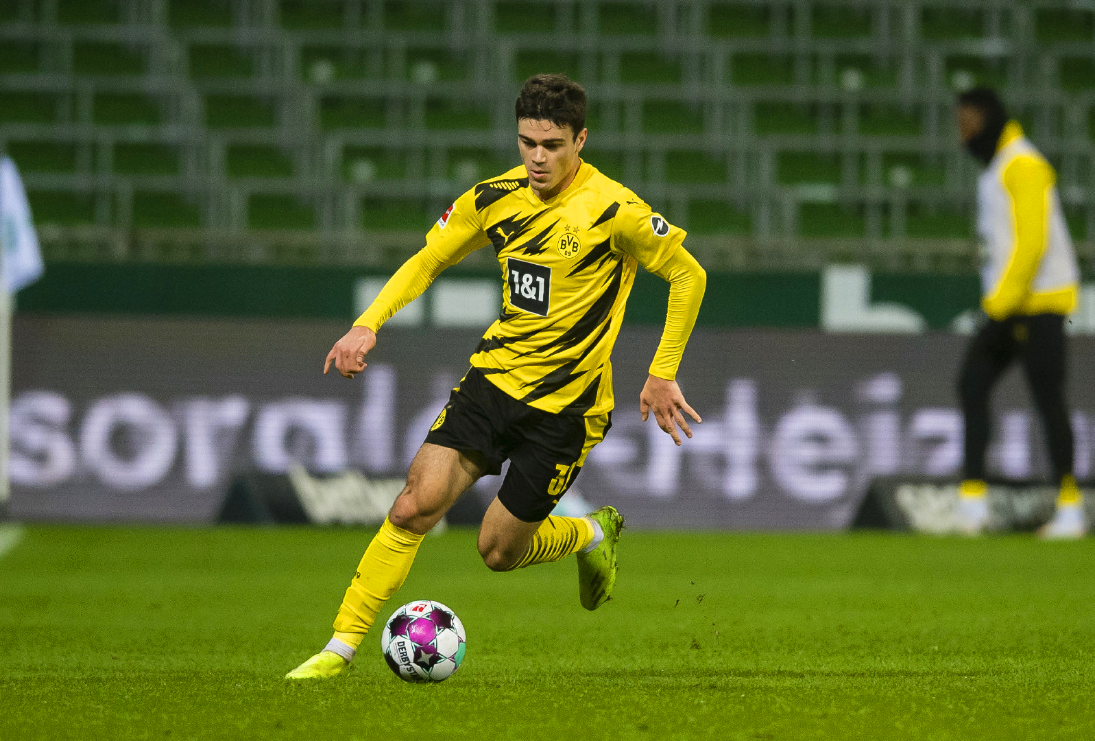 关于柏林联队在比赛中谨慎作战，最终获得胜利的信息