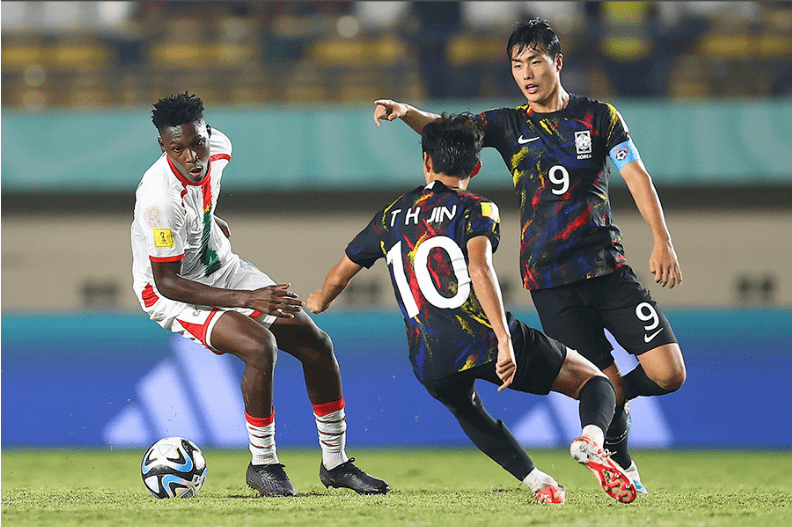 一场激烈比赛中强队获得耀眼胜利