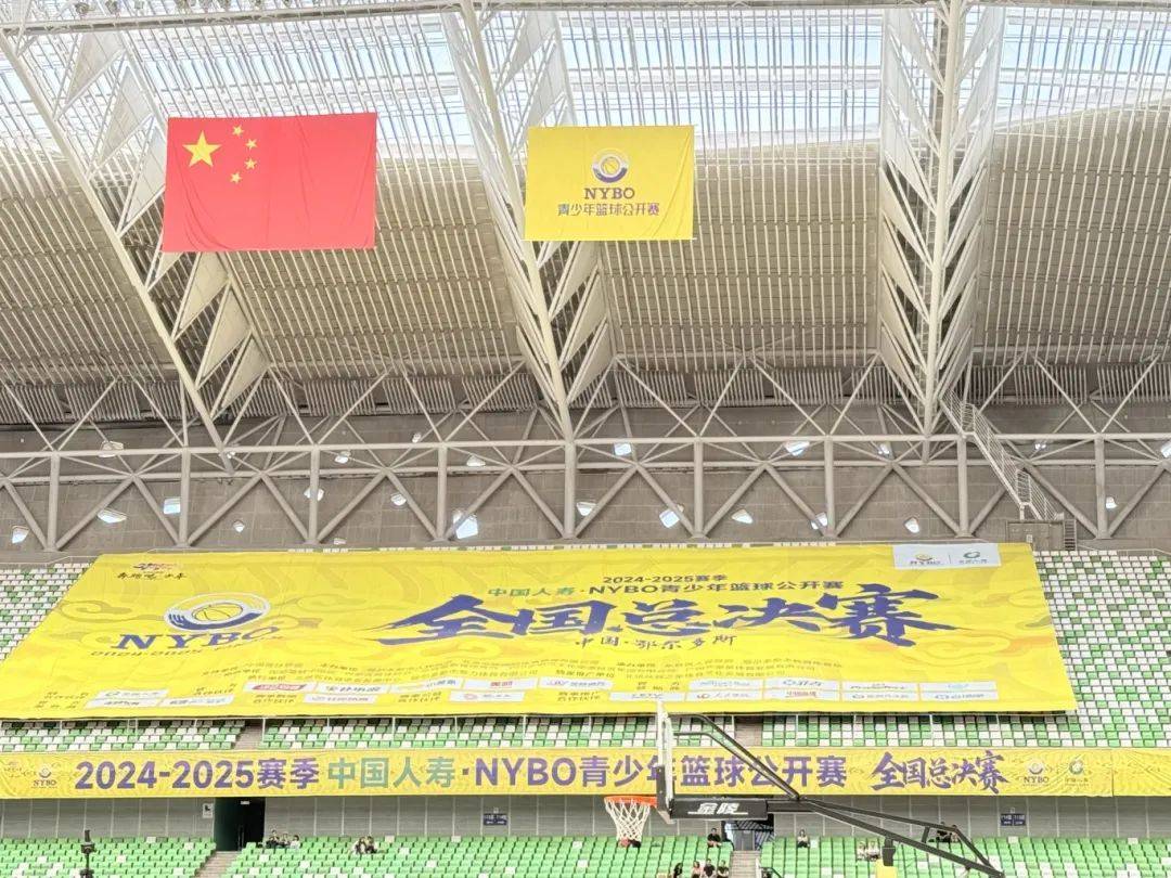 一场激烈比赛中强队获得耀眼胜利