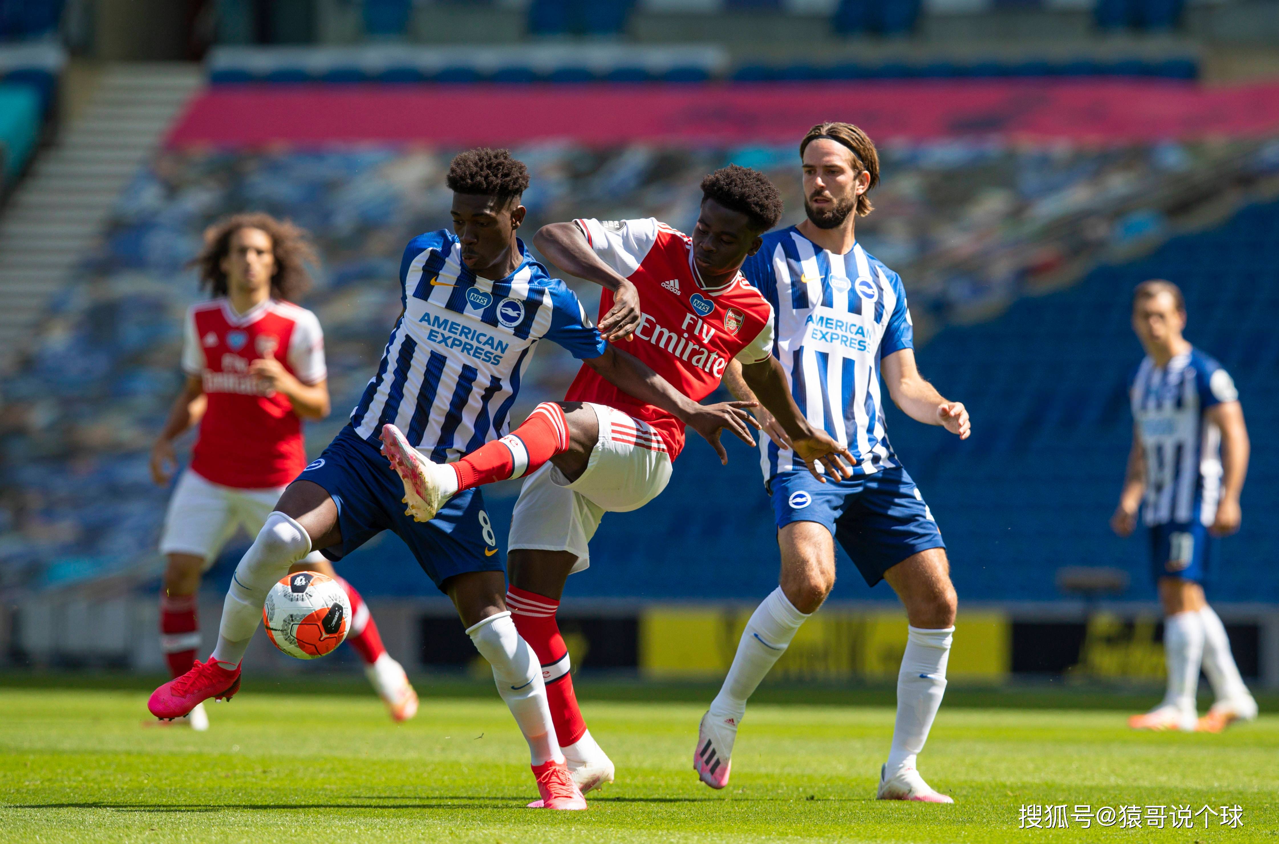 包含利物浦主场遭遇打击，惜败给诺维奇的词条