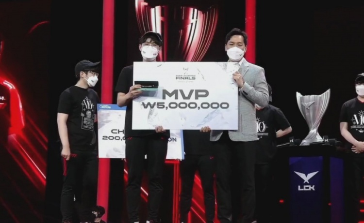 V5绝杀FPX，Oner打出惊人五杀宿敌对决半决赛，成为赛场最大亮点的简单介绍