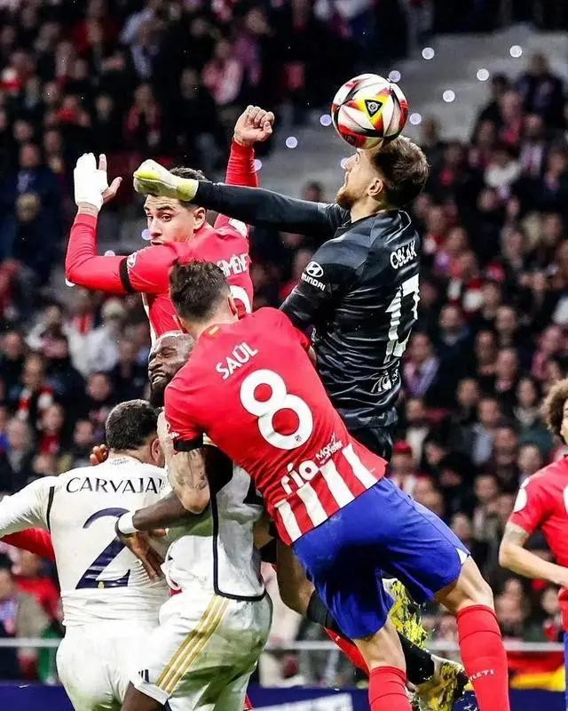 关于马德里德比再现经典战役，胜负难分的信息