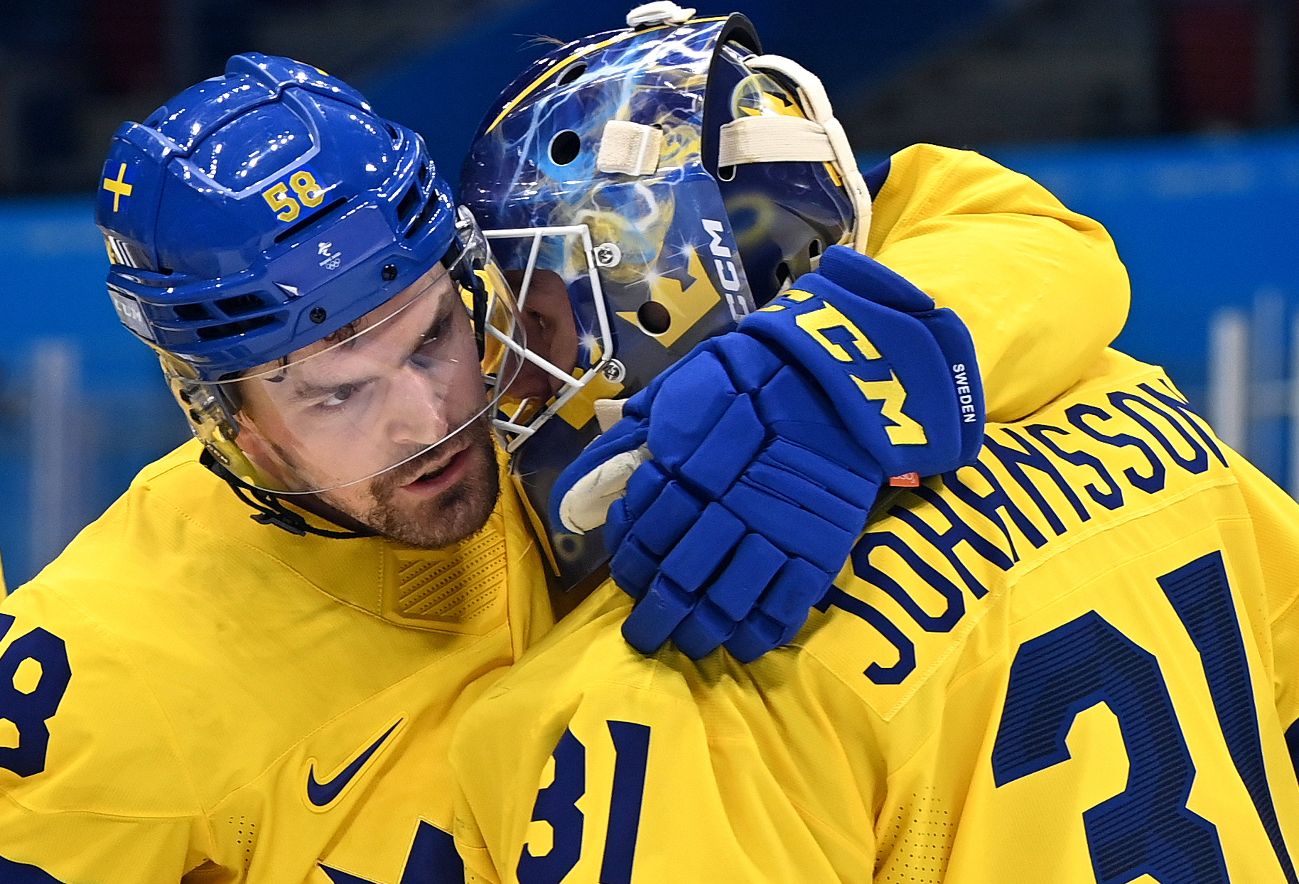 包含回顾冰球经典时刻：传奇再现的词条